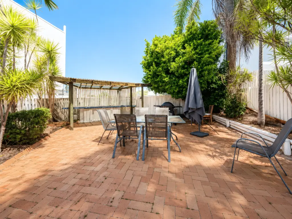Courtyard and barbecue picnic area in the motel grounds