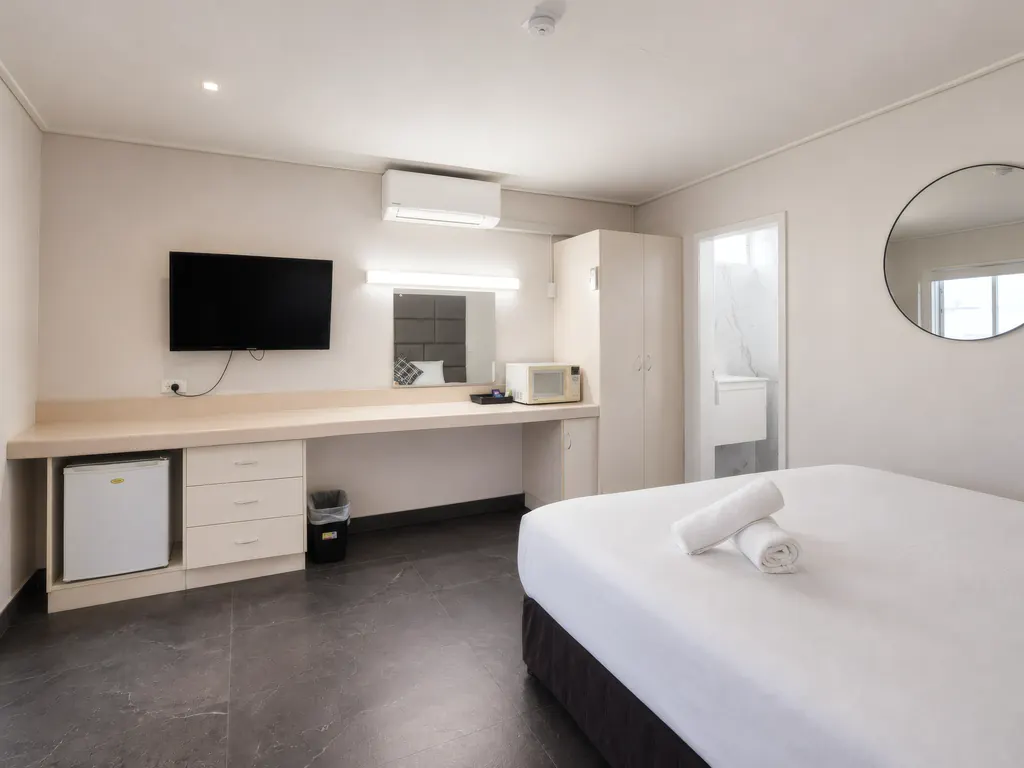 Deluxe King Room — desk and bed